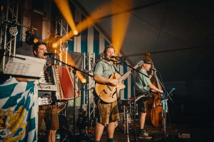 Band im Festzelt für bayrische Band